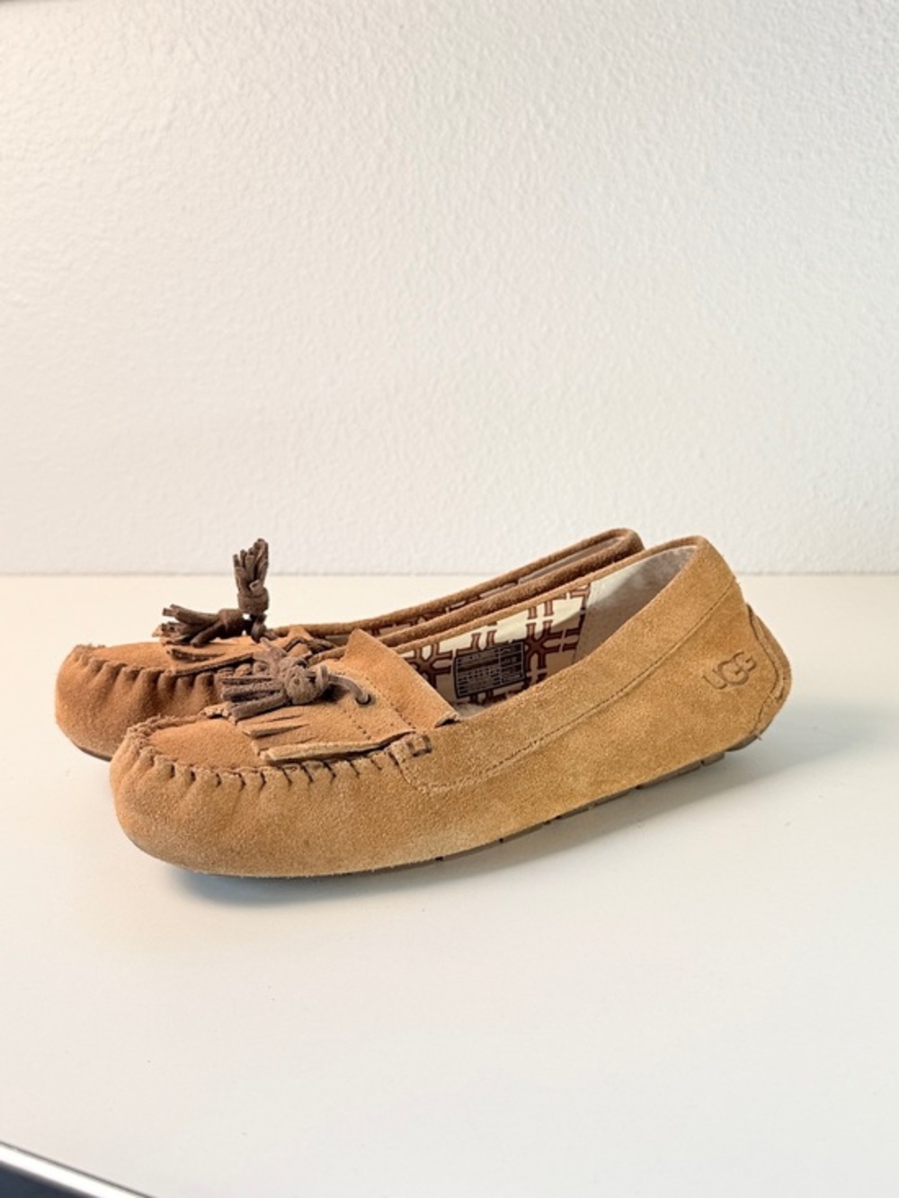 UGG Dakota Tassel Suede Shearling Moccasins Womens 7 cozy lounge shoe slip on